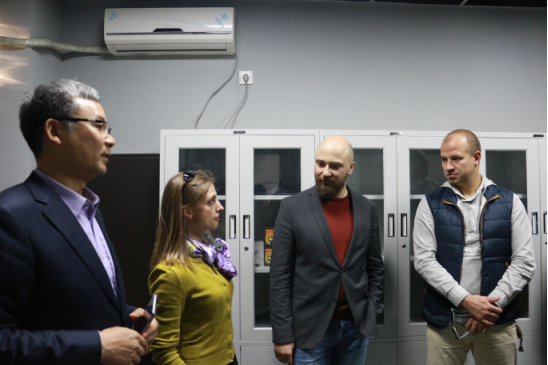 莫斯科大学新闻系塔拉斯一行来我中心参观并交