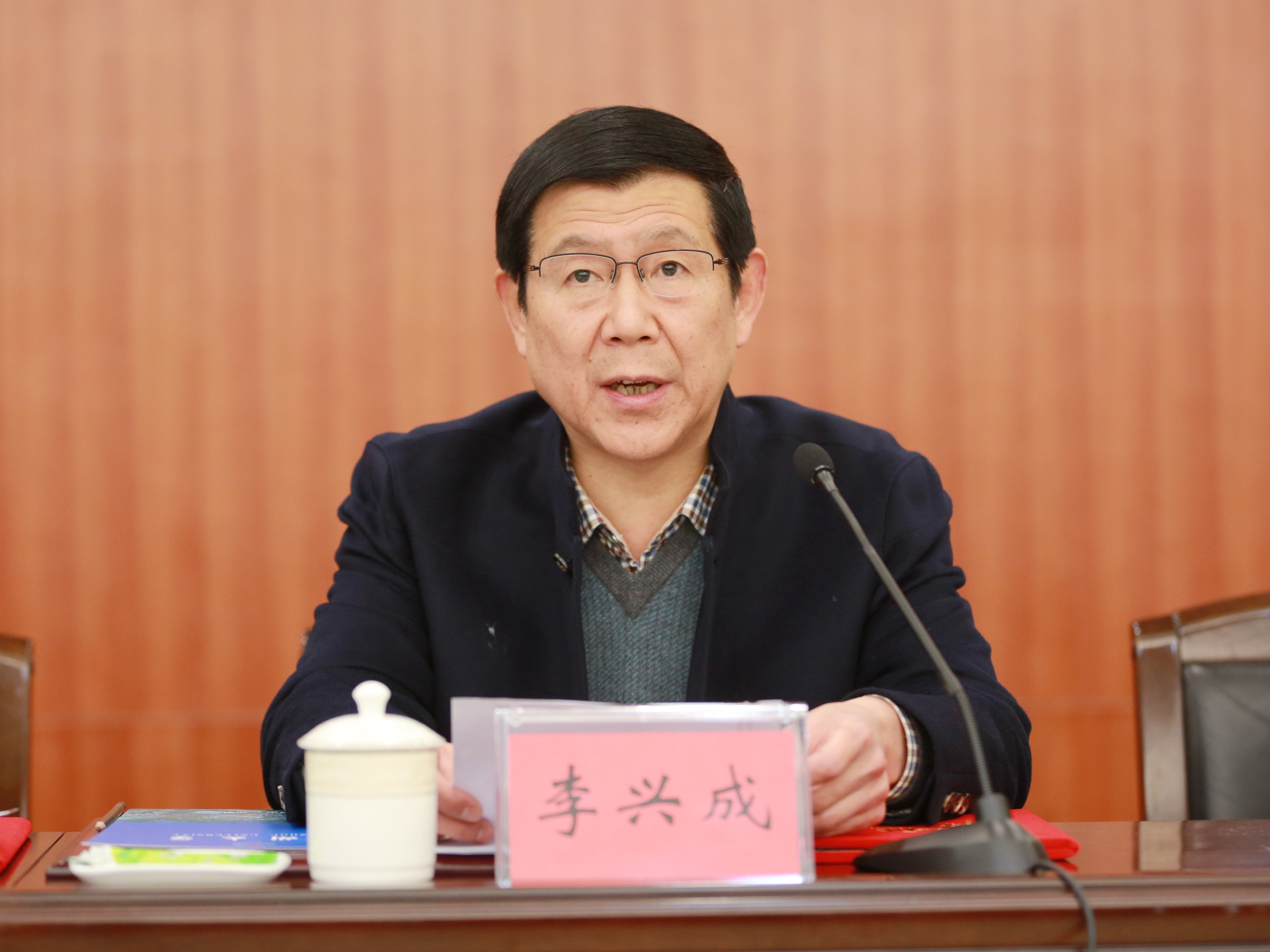 校党委副书记,工会主席李兴成宣读表彰决定