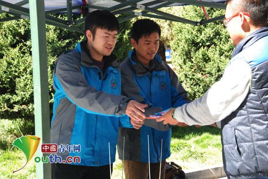 郑州大学研究生支教团西藏分队举办向云南偏远地区学生捐书活动。图为支教团接受捐书。