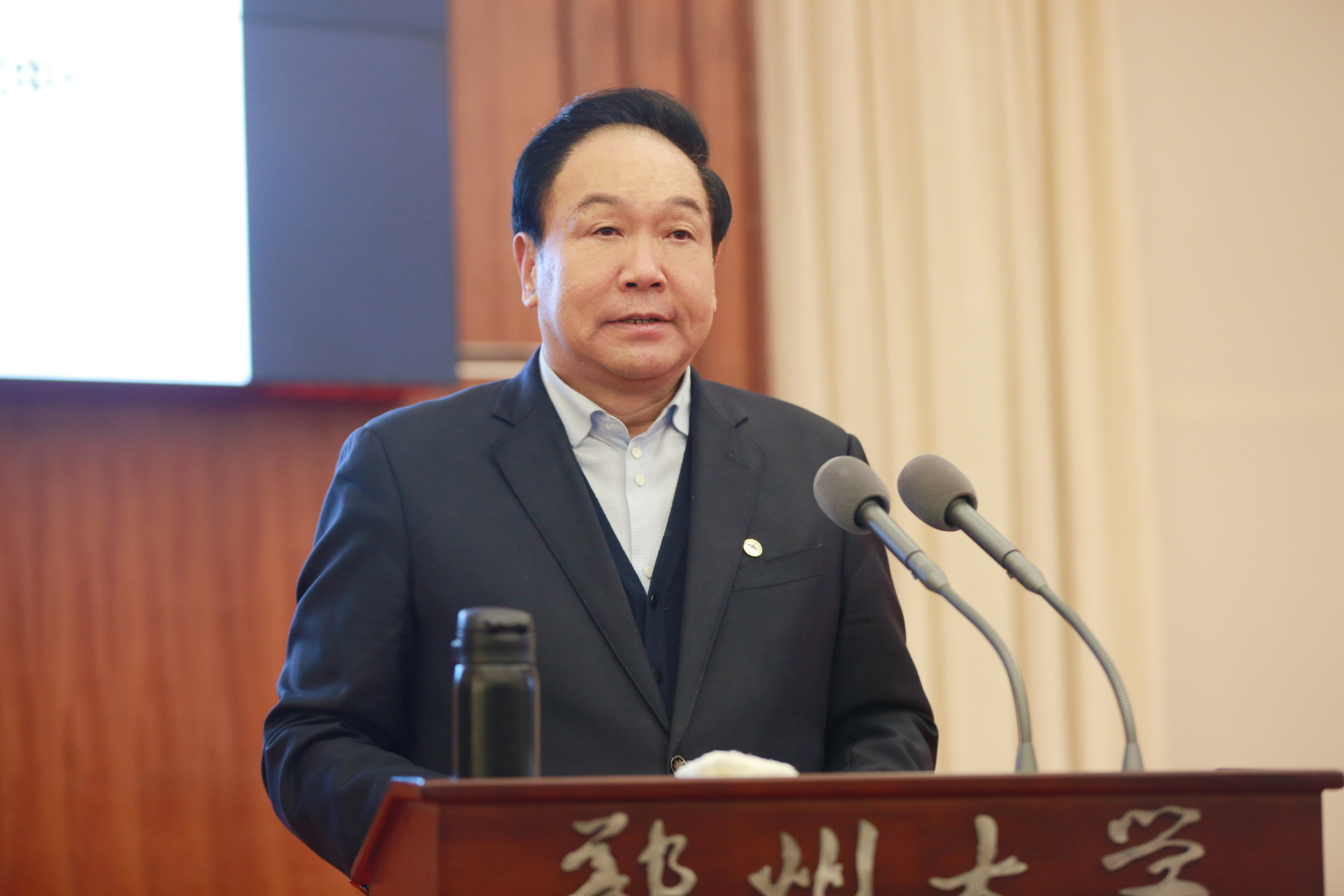 校党委书记牛书成主持报告会
