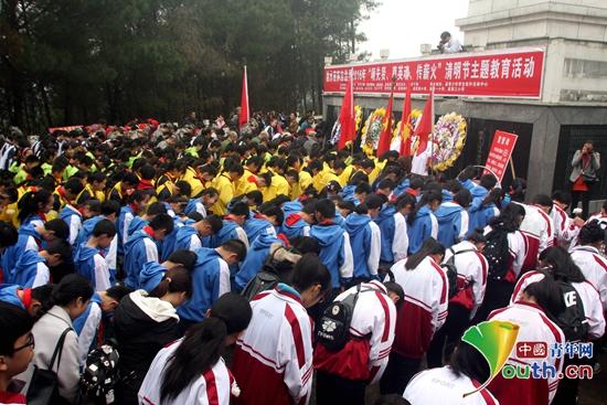 郑州大学研支团参加融水县“颂先贤、奠英魂、传薪火”清明祭奠活动。