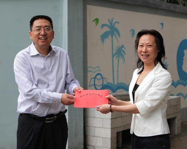 郑州大学副校长别荣海来我校进行六一节慰问