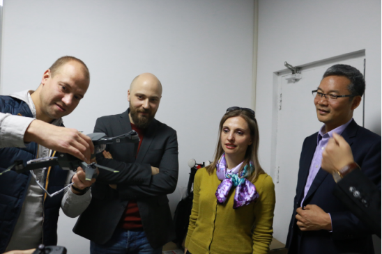 莫斯科大学新闻系塔拉斯一行来我中心参观并交