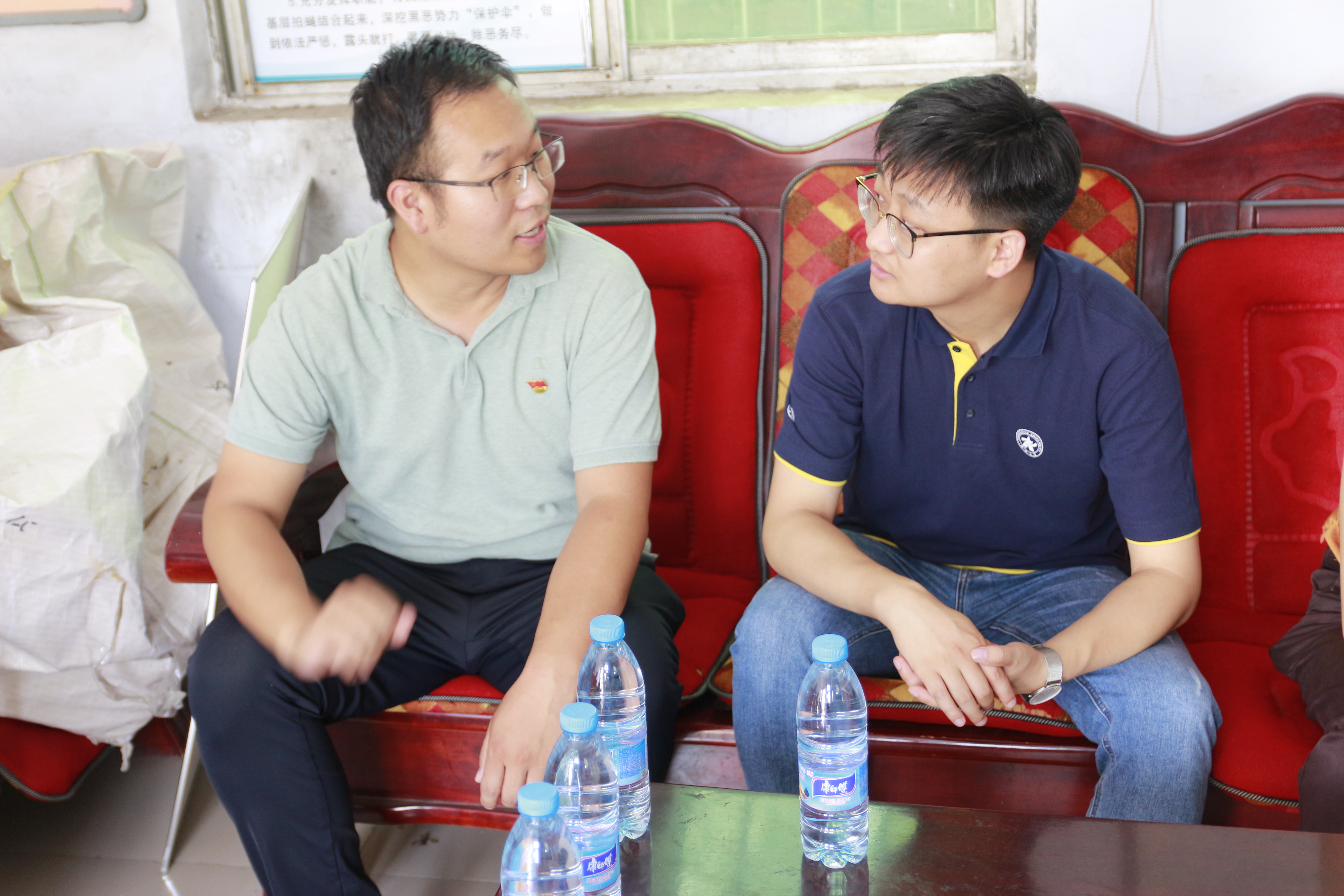 团队成员崔凯伟与驻村书记请教扶贫做法