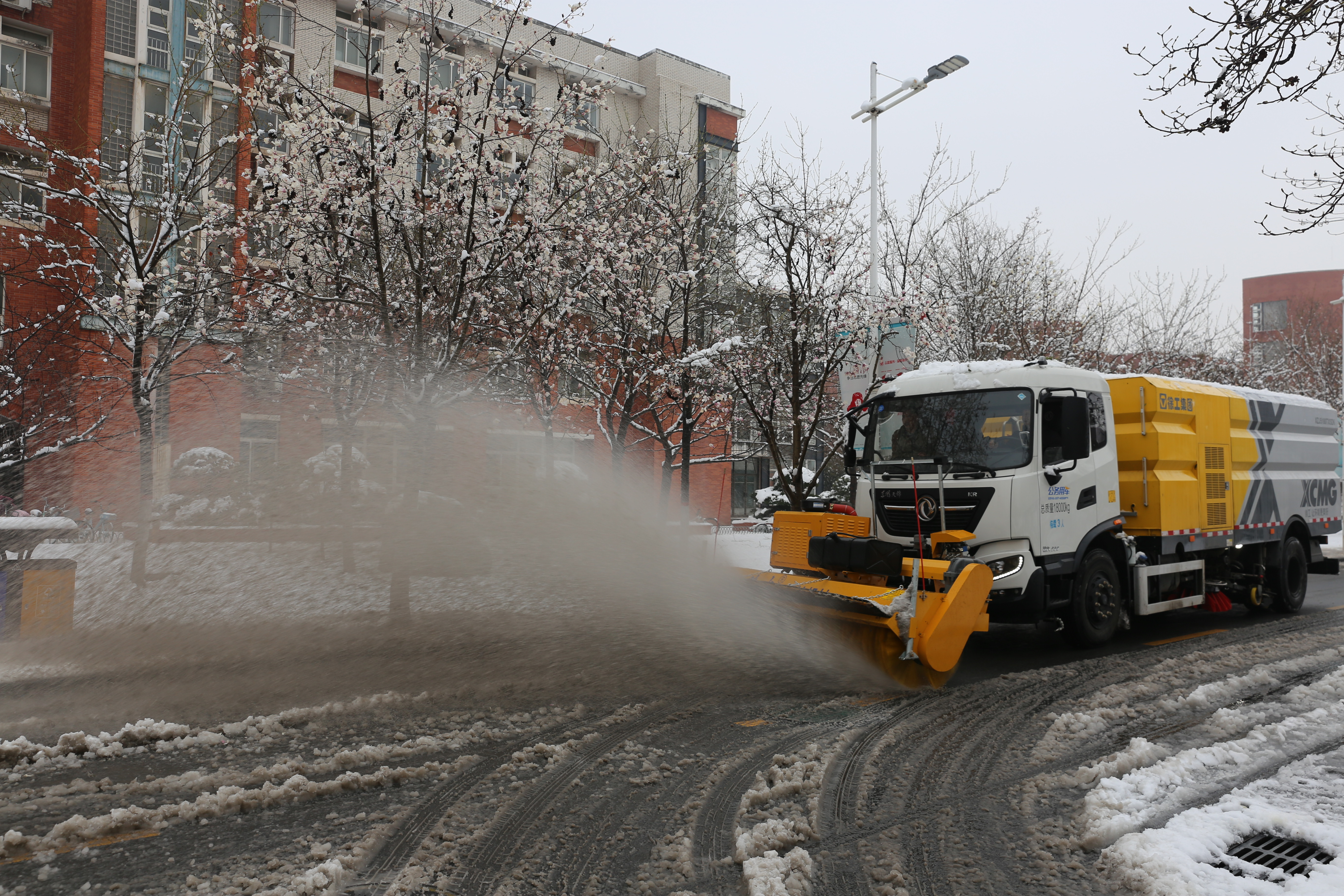 机械化除雪作业车助力校园保通畅行