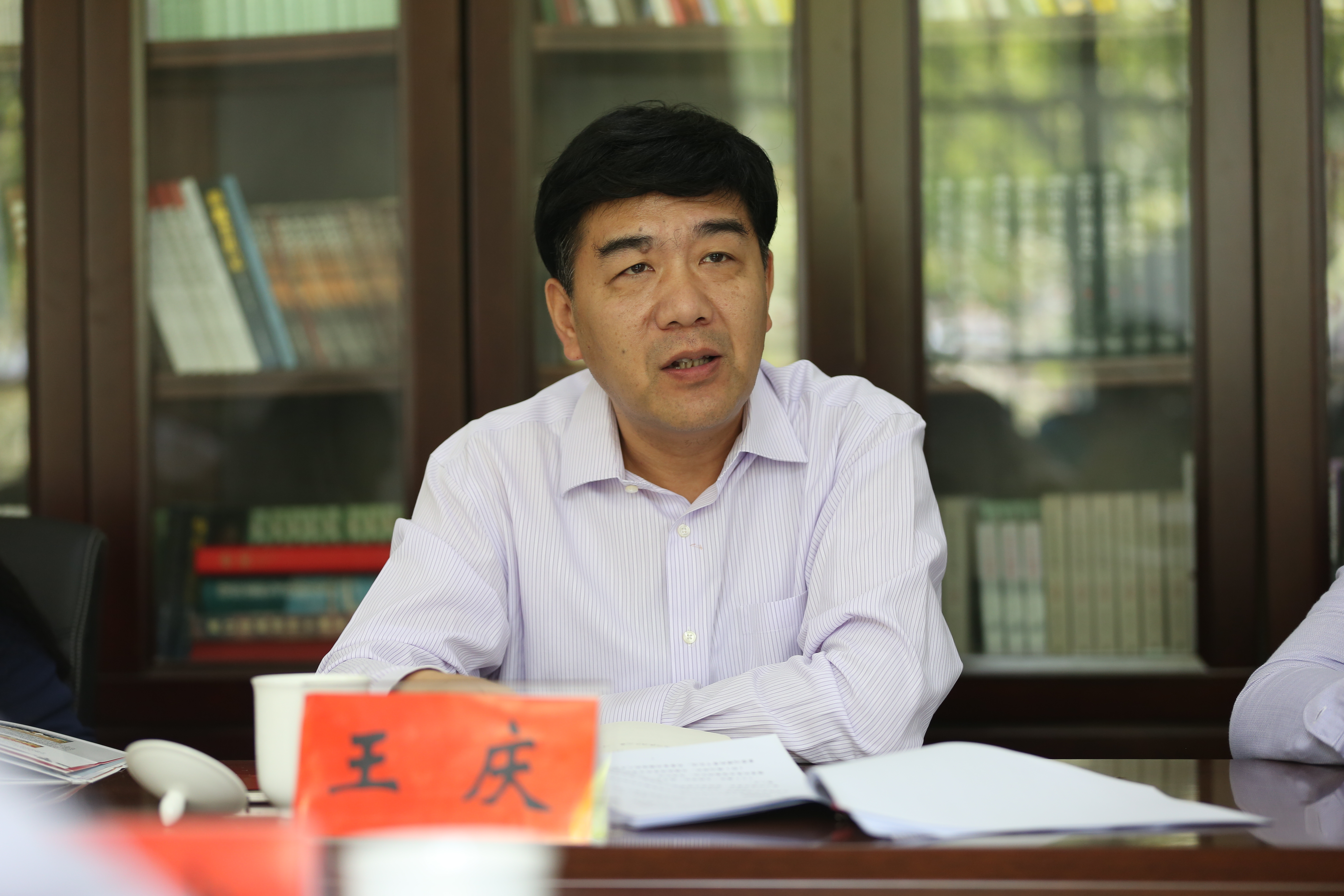 河南省委宣传部副部长王庆一行来我校调研指导部校共建新闻学院工作