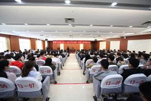 说明: 郑州大学举行党委中心组（扩大）深入学习全国两会精神报告会
