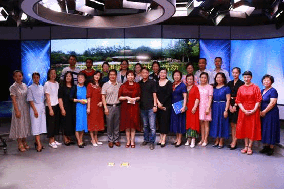 图片包含 人员, 室内, 照片, 运动已生成极高可信度的说明