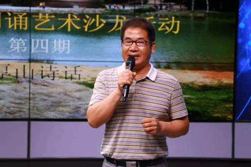 图片包含 人员, 水, 户外, 手机已生成极高可信度的说明
