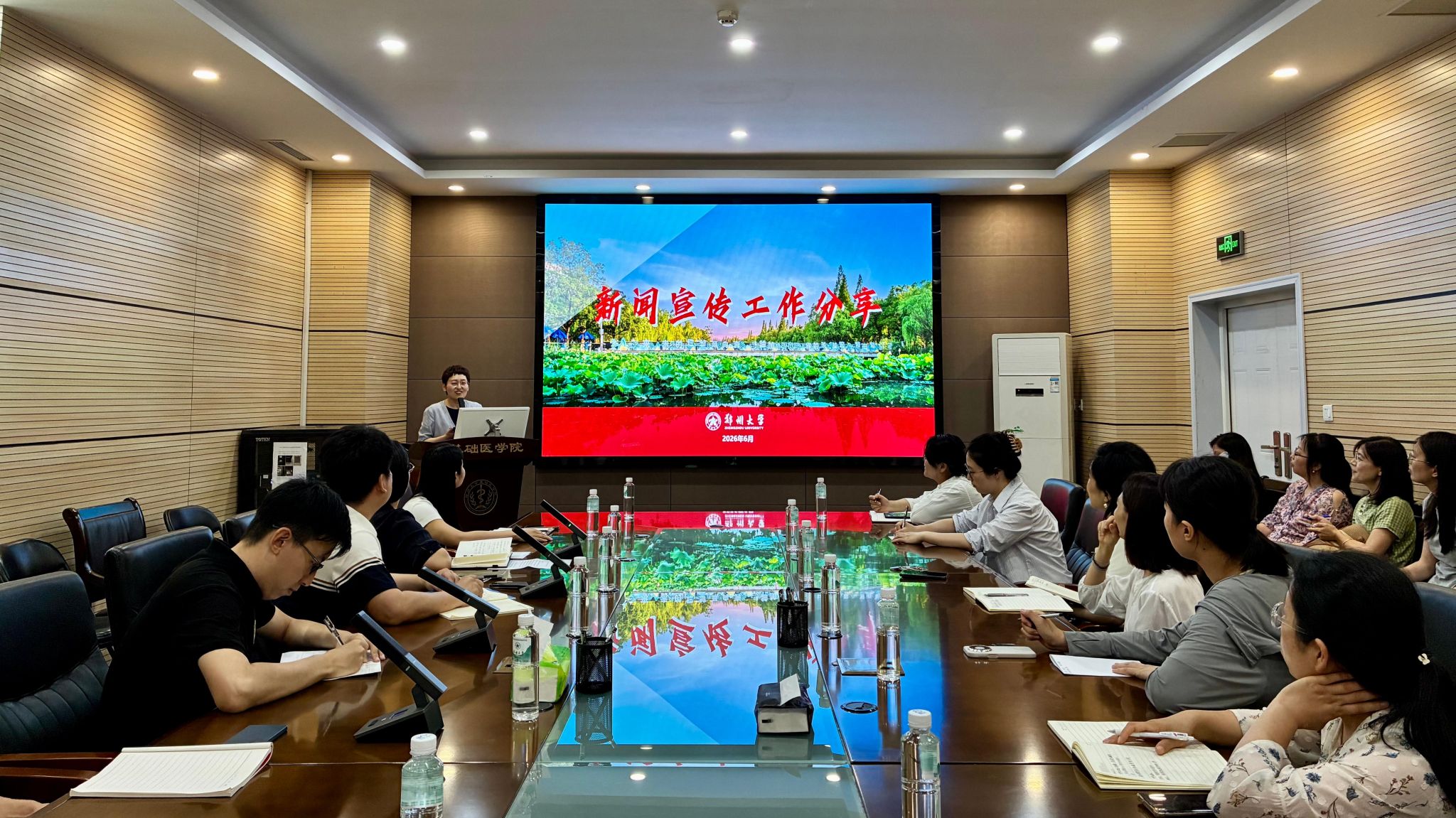 我院举办新闻写作与摄影专题培训