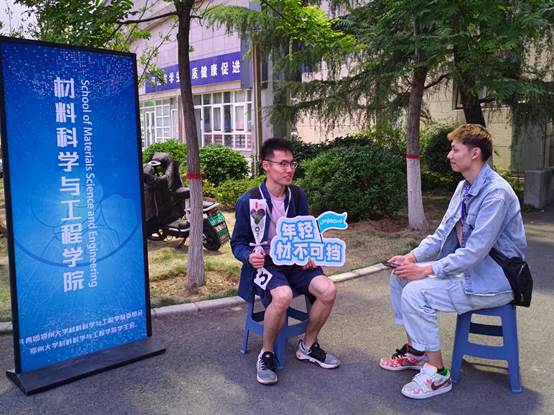 图片包含 户外, 人, 路, 男人描述已自动生成