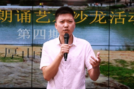 图片包含 人员, 户外, 草, 围栏已生成极高可信度的说明