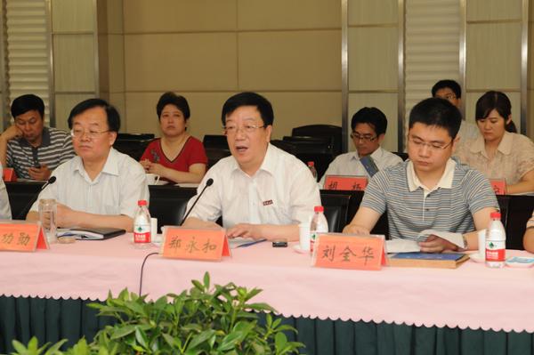 校党委书记郑永扣代表学校党委,行政对周燕书记一行来到我校表示热烈