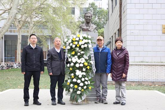 10-向钟香崇院士雕塑献花