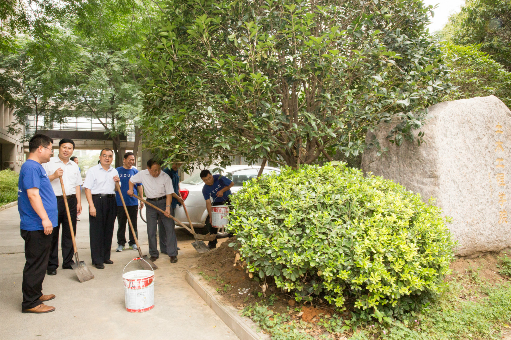 16 师生共植纪念树（2）_meitu_2.jpg