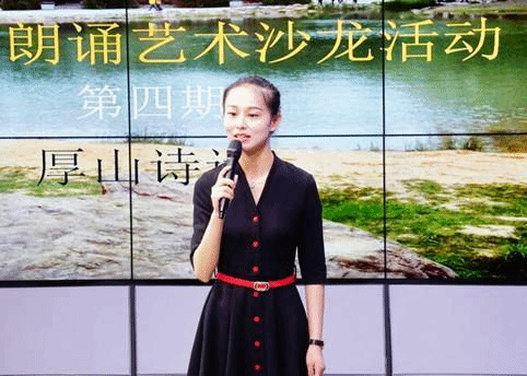 图片包含 妇女, 水, 人员, 服装已生成极高可信度的说明