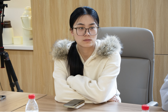 学生代表正在认真聆听讲话