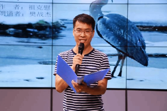 图片包含 人员, 户外, 手机已生成高可信度的说明
