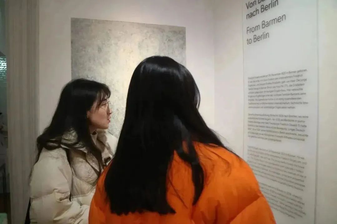 E225