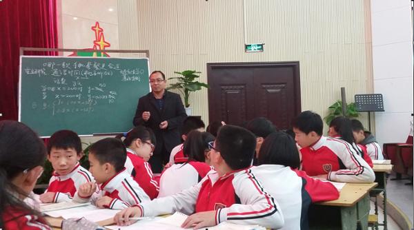 省实验中学孙海涛老师正在进行综合与实践活动课教学展示