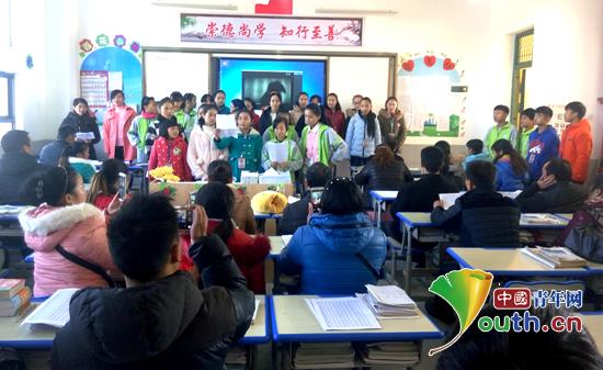 融水县思源实验学校召开家长会。图为家长会上学生向父母表达感恩。王亚军 供图 融水县思源实验学校召开家长会。图为家长会上学生向父母表达感恩。王亚军 供图