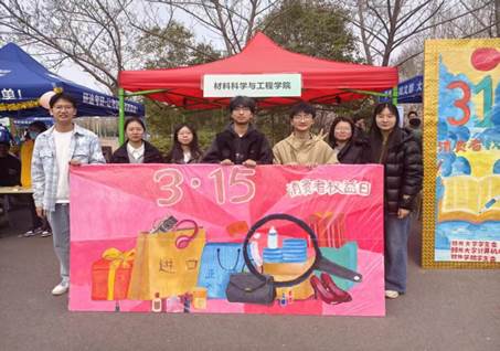 小孩们在街道上  中度可信度描述已自动生成