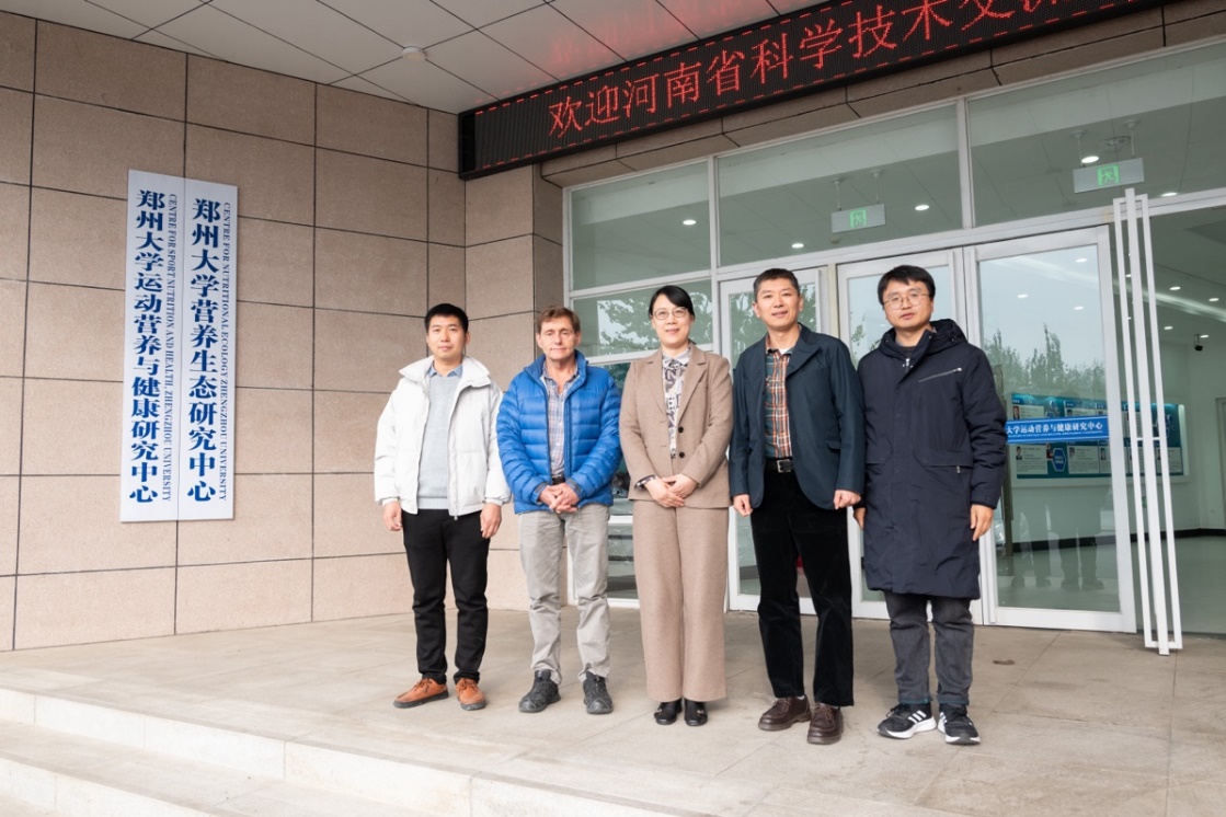 一群人站在门前 描述已自动生成