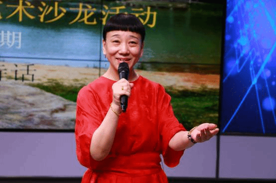 图片包含 人员, 户外, 正面, 水已生成高可信度的说明