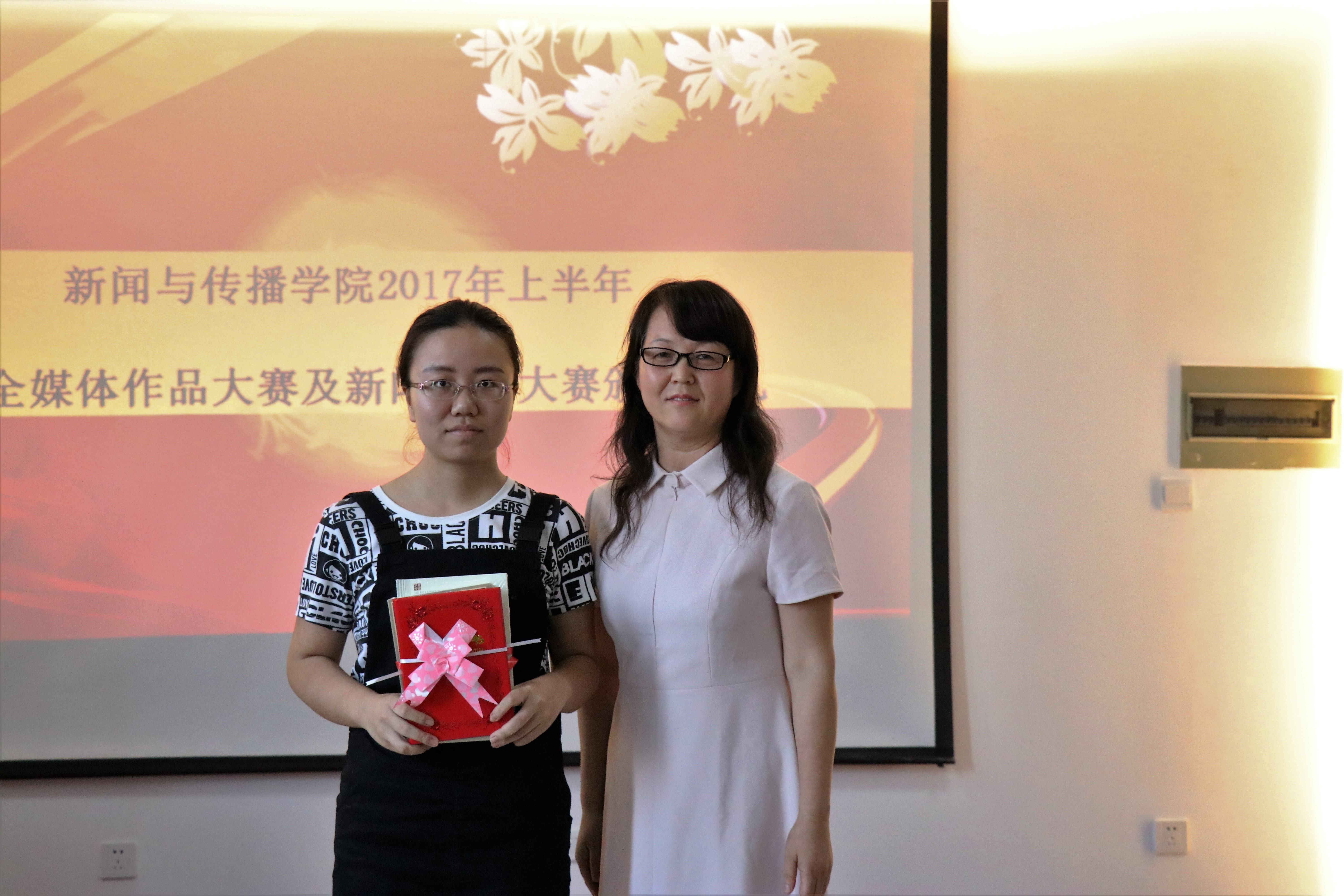 张淑华副院长给三等奖获得者颁奖