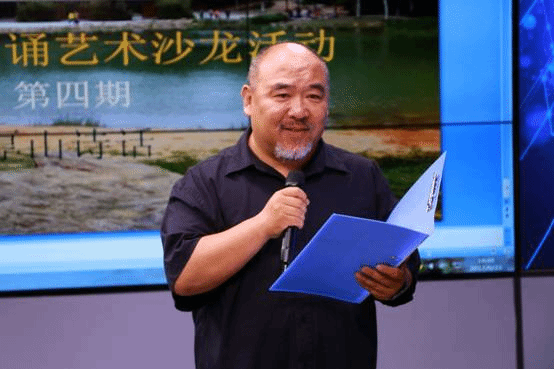 图片包含 人员, 男士, 户外, 正面已生成极高可信度的说明